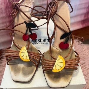Moschino tide up hills sandals